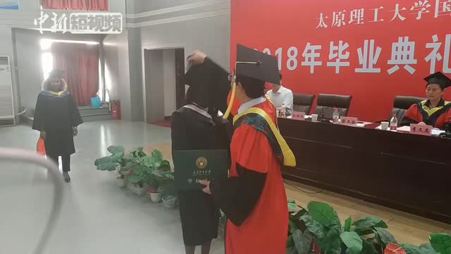非洲留学生穿中山服庆祝毕业季
