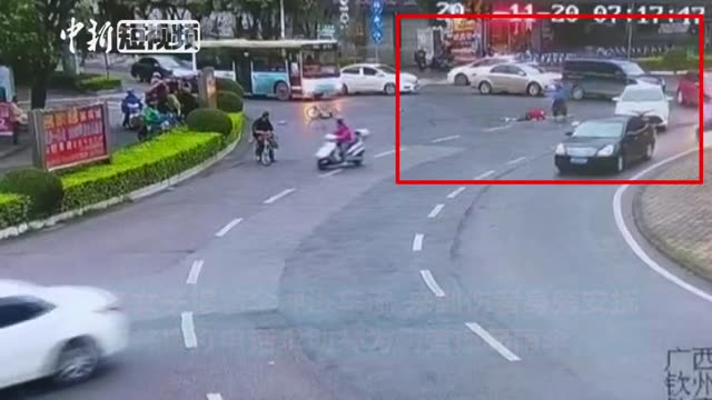 面包车撞人逃逸 最美撑伞姐为伤者撑伞